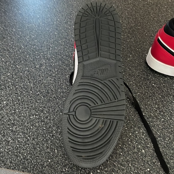 Chicago Bulls Retro Air Jordan One Mids - Picture 3 of 5